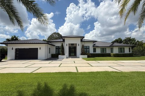 House in Miami, Florida 7 bedrooms, 409.51 sq.m. № 1859116 - photo 1