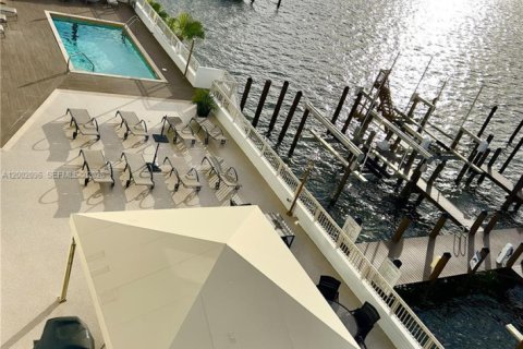 Condominio en venta en Sunny Isles Beach, Florida, 2 dormitorios, 101.26 m2 № 2068335 - foto 28