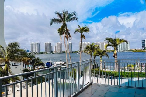 Condominio en Sunny Isles Beach, Florida, 2 dormitorios  № 2068335