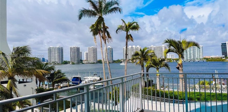 Condominio en Sunny Isles Beach, Florida, 2 dormitorios  № 2068335