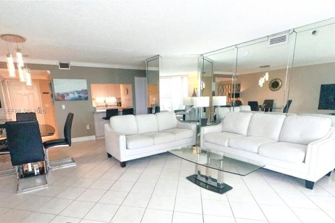 Condominio en venta en Sunny Isles Beach, Florida, 2 dormitorios, 101.26 m2 № 2068335 - foto 3
