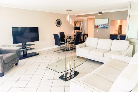 Condominio en venta en Sunny Isles Beach, Florida, 2 dormitorios, 101.26 m2 № 2068335 - foto 4