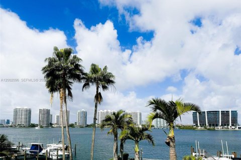 Condominio en venta en Sunny Isles Beach, Florida, 2 dormitorios, 101.26 m2 № 2068335 - foto 2