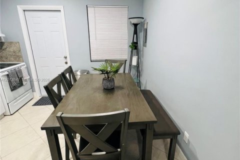 Villa ou maison à louer à Miami, Floride: 2 chambres, 137.03 m2 № 2076362 - photo 14