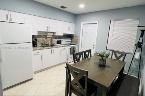 Villa ou maison à louer à Miami, Floride: 2 chambres, 137.03 m2 № 2076362 - photo 15