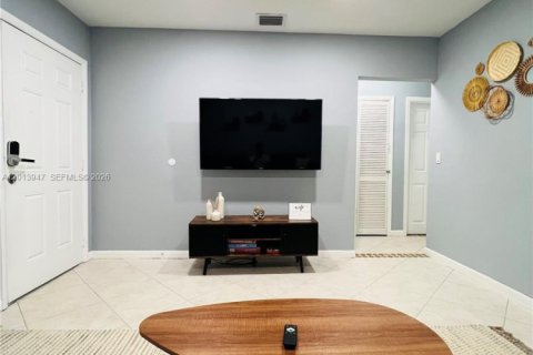 Villa ou maison à louer à Miami, Floride: 2 chambres, 137.03 m2 № 2076362 - photo 6