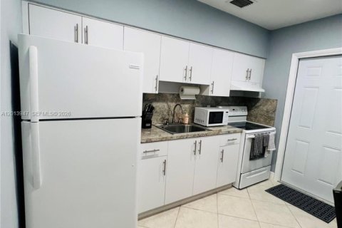 Villa ou maison à louer à Miami, Floride: 2 chambres, 137.03 m2 № 2076362 - photo 16