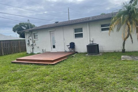 House in Lake Worth, Florida 3 bedrooms, 92.9 sq.m. № 2250801 - photo 14