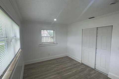 House in Lake Worth, Florida 3 bedrooms, 92.9 sq.m. № 2250801 - photo 10
