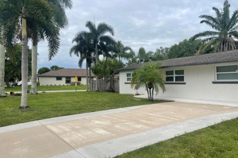 House in Lake Worth, Florida 3 bedrooms, 92.9 sq.m. № 2250801 - photo 3