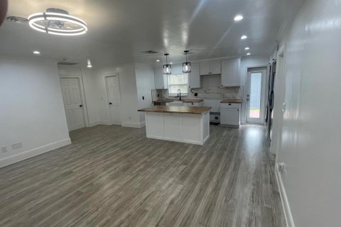 House in Lake Worth, Florida 3 bedrooms, 92.9 sq.m. № 2250801 - photo 4