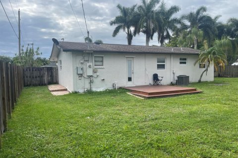 House in Lake Worth, Florida 3 bedrooms, 92.9 sq.m. № 2250801 - photo 15