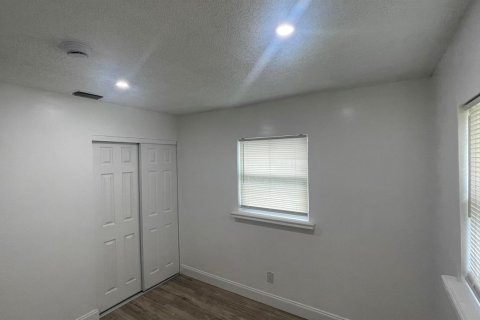House in Lake Worth, Florida 3 bedrooms, 92.9 sq.m. № 2250801 - photo 11