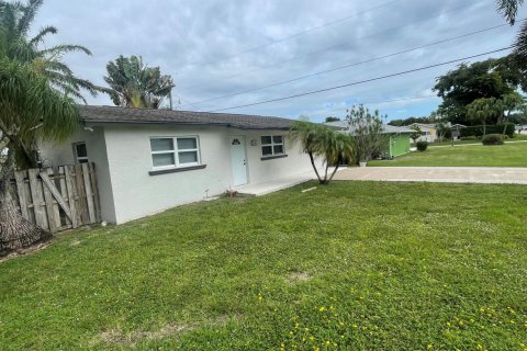 House in Lake Worth, Florida 3 bedrooms, 92.9 sq.m. № 2250801 - photo 2