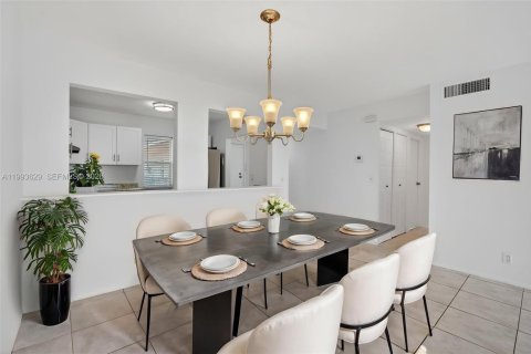 Condo in Lauderdale Lakes, Florida, 2 bedrooms  № 2060720 - photo 3