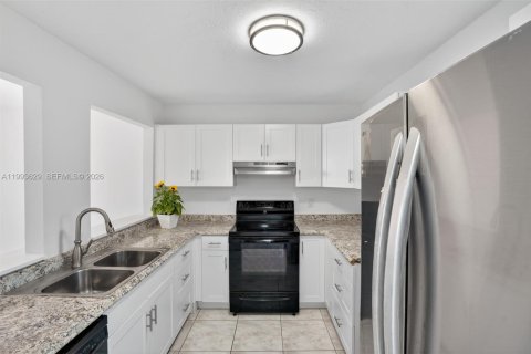 Condo in Lauderdale Lakes, Florida, 2 bedrooms  № 2060720 - photo 10