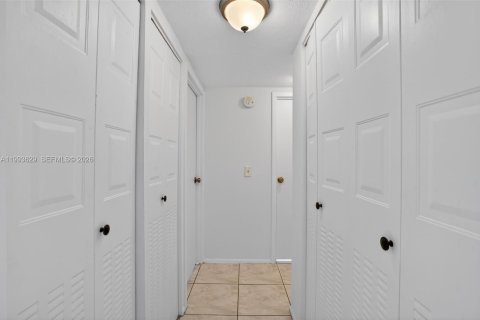 Condo in Lauderdale Lakes, Florida, 2 bedrooms  № 2060720 - photo 9