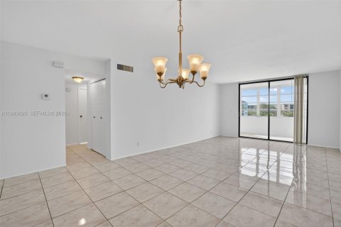 Condo in Lauderdale Lakes, Florida, 2 bedrooms  № 2060720 - photo 11