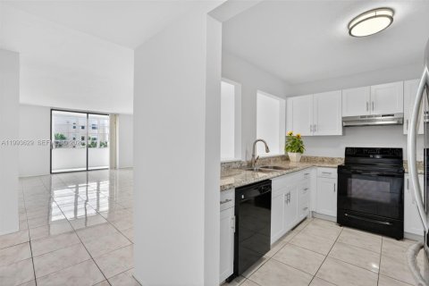 Condo in Lauderdale Lakes, Florida, 2 bedrooms  № 2060720 - photo 2