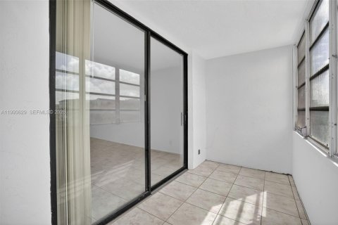 Condo in Lauderdale Lakes, Florida, 2 bedrooms  № 2060720 - photo 16