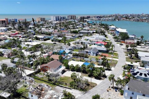 Casa en venta en Madeira Beach, Florida, 4 dormitorios, 162.11 m2 № 1636912 - foto 1