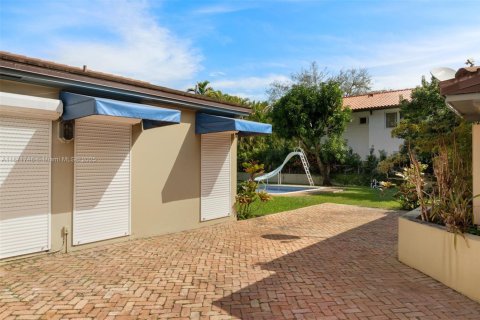 House in Coral Gables, Florida 4 bedrooms, 357.3 sq.m. № 2016801 - photo 11