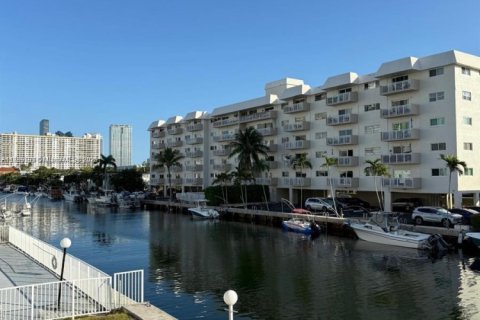 Condominio en alquiler en North Miami Beach, Florida, 2 dormitorios, 89.37 m2 № 1886615 - foto 3