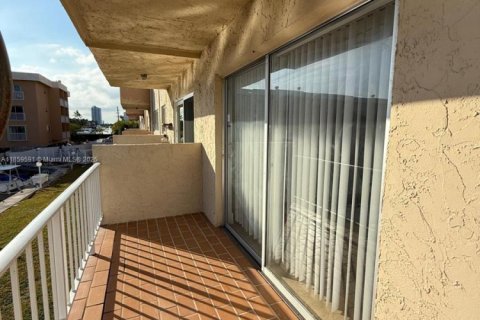 Condominio en alquiler en North Miami Beach, Florida, 2 dormitorios, 89.37 m2 № 1886615 - foto 4