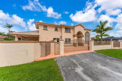 Купить виллу или дом в Майами, Флорида 5 спален, 319.68м2, № 1965013 - фото 2