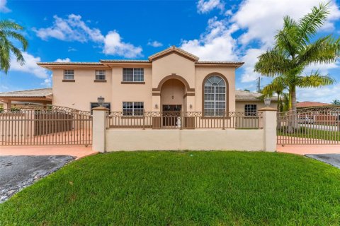 Купить виллу или дом в Майами, Флорида 5 спален, 319.68м2, № 1965013 - фото 1