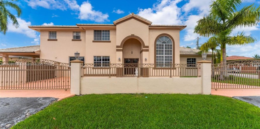 Дом в Майами, Флорида 5 спален, 319.68м2 № 1965013