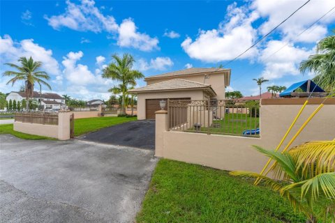 Купить виллу или дом в Майами, Флорида 5 спален, 319.68м2, № 1965013 - фото 4