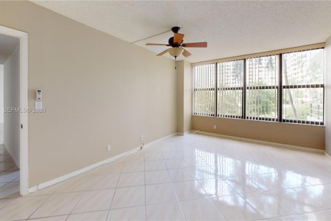 Condominio en venta en Hallandale Beach, Florida, 2 dormitorios, 118.91 m2 № 2027775 - foto 19