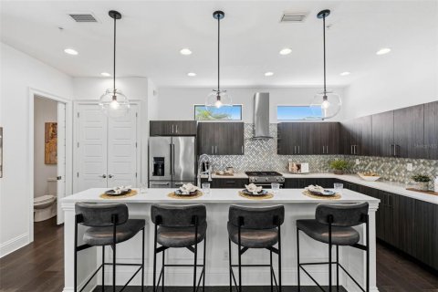 Townhouse in Saint Petersburg, Florida 3 bedrooms, 246.47 sq.m. № 2202698 - photo 4