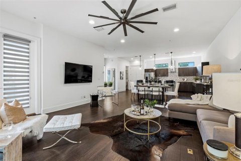 Townhouse in Saint Petersburg, Florida 3 bedrooms, 246.47 sq.m. № 2202698 - photo 24