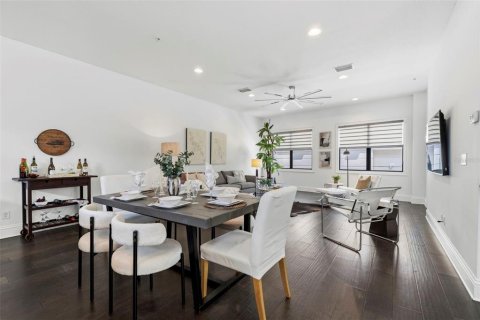 Townhouse in Saint Petersburg, Florida 3 bedrooms, 246.47 sq.m. № 2202698 - photo 19