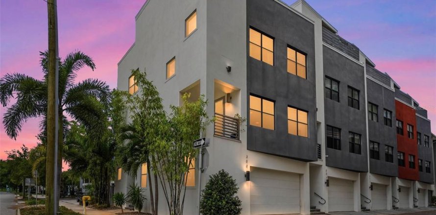 Townhouse in Saint Petersburg, Florida 3 bedrooms, 246.47 sq.m. № 2202698