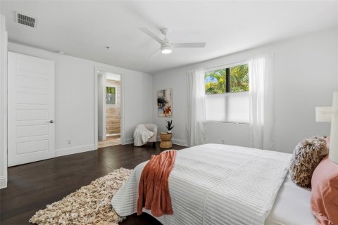 Townhouse in Saint Petersburg, Florida 3 bedrooms, 246.47 sq.m. № 2202698 - photo 11