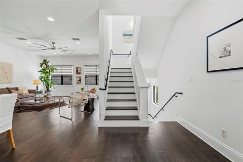 Townhouse in Saint Petersburg, Florida 3 bedrooms, 246.47 sq.m. № 2202698 - photo 26