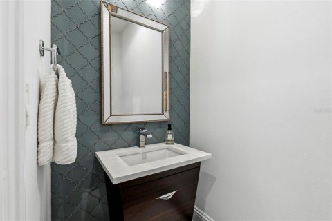 Townhouse in Saint Petersburg, Florida 3 bedrooms, 246.47 sq.m. № 2202698 - photo 18