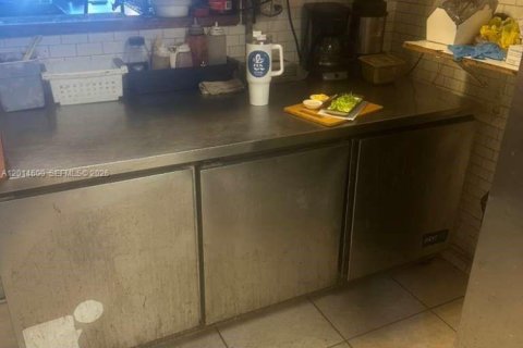 Commercial property in Miami, Florida № 2076530 - photo 12
