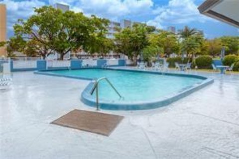 Condo in Hallandale Beach, Florida, 2 bedrooms  № 1118521 - photo 1