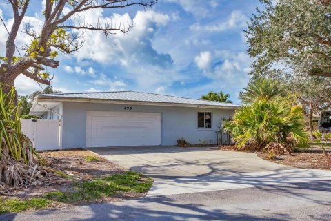 House in Englewood, Florida 3 bedrooms, 181.72 sq.m. № 1553116 - photo 1