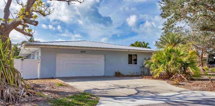 House in Englewood, Florida 3 bedrooms, 181.72 sq.m. № 1553116