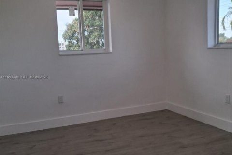 Propiedad comercial en venta en Miami, Florida, 326.27 m2 № 1991269 - foto 5