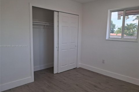 Propiedad comercial en venta en Miami, Florida, 326.27 m2 № 1991269 - foto 6