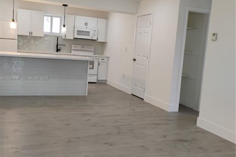 Propiedad comercial en venta en Miami, Florida, 326.27 m2 № 1991269 - foto 3