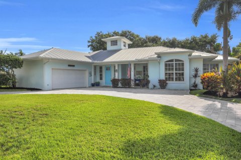 House in Tequesta, Florida 4 bedrooms, 236.16 sq.m. № 2187146