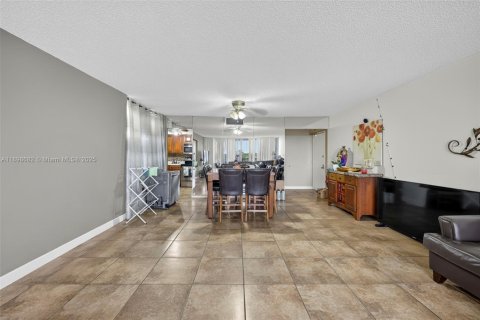 Condominio en venta en Lauderhill, Florida, 3 dormitorios, 147.06 m2 № 1950700 - foto 5