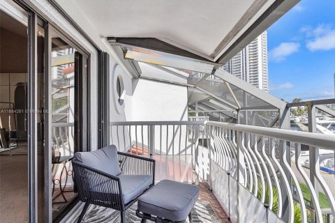 Townhouse in Aventura, Florida 2 bedrooms, 222.59 sq.m. № 1931200 - photo 18